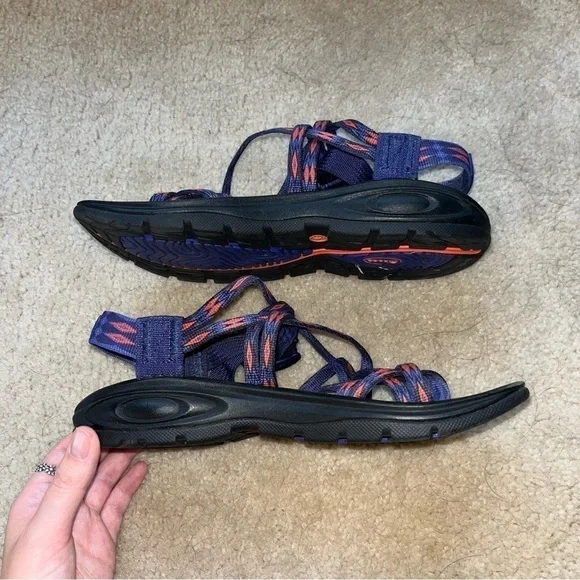 Chaco Women's Blue and Red Strap Toe Loop Around Hiking Sandals Size 6 - Picture 4 of 7